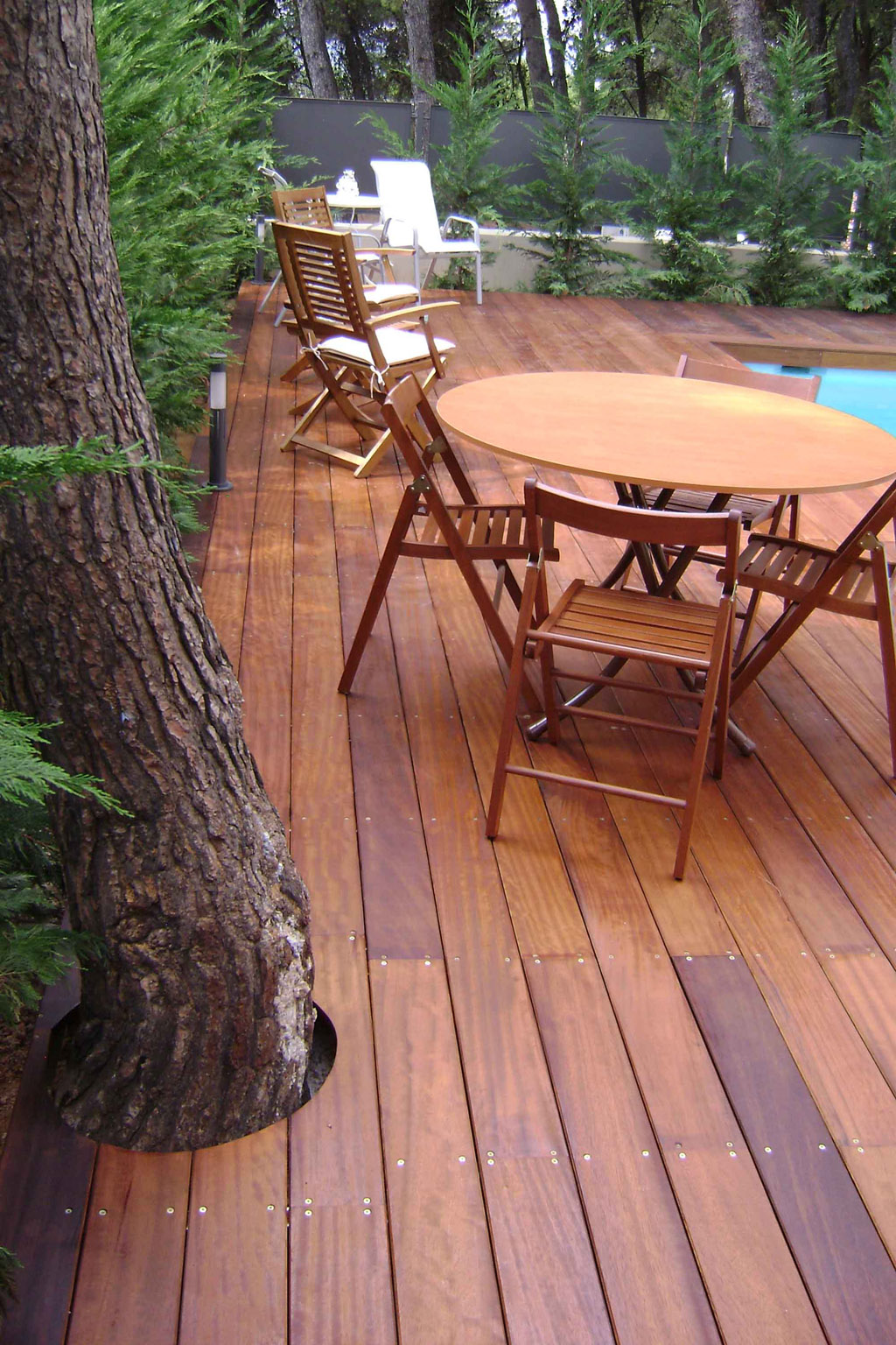 Δάπεδο (Deck) από ξυλεία Iroko σε μονοκατοικία