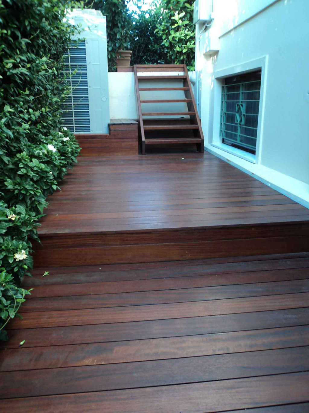 Deck με ξυλεία Iroko σε κήπο μονοκατοικίας