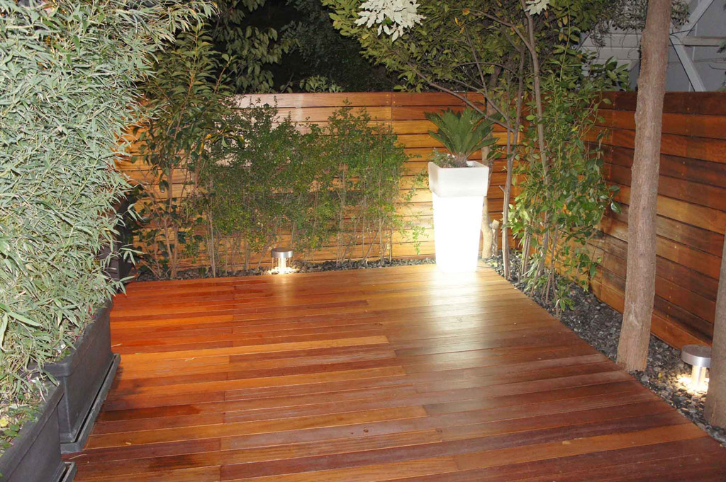 Deck & Περίφραξη σε κήπο μονοκατοικίας με Iroko