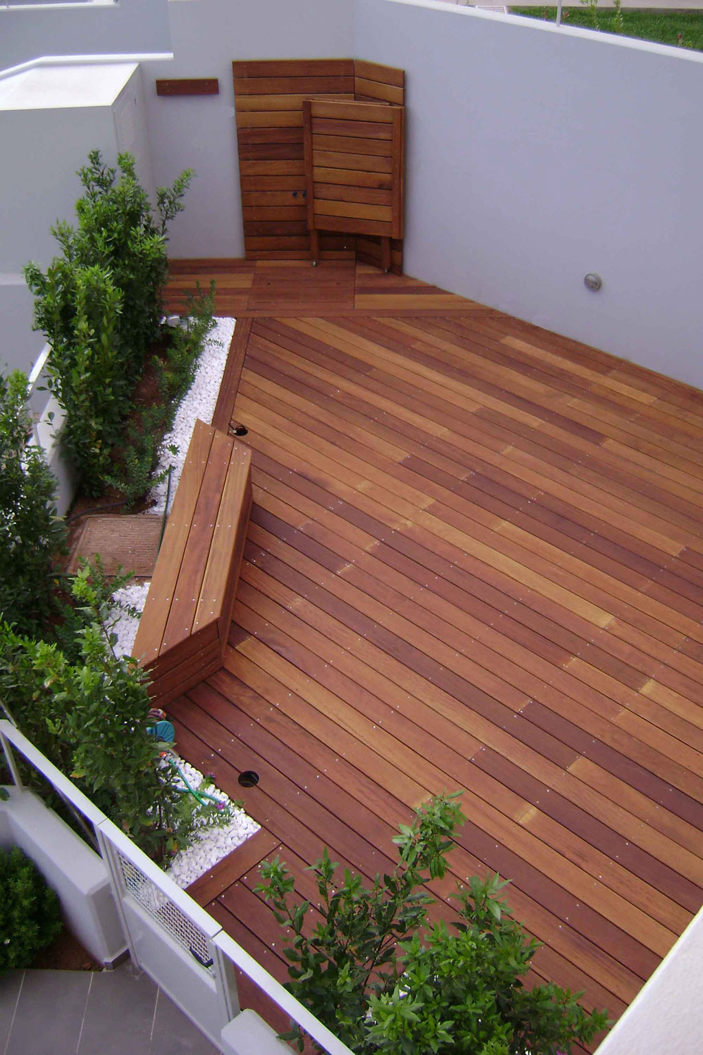 Deck με ξυλεία Iroko με γαλβανισμένο σκελετό