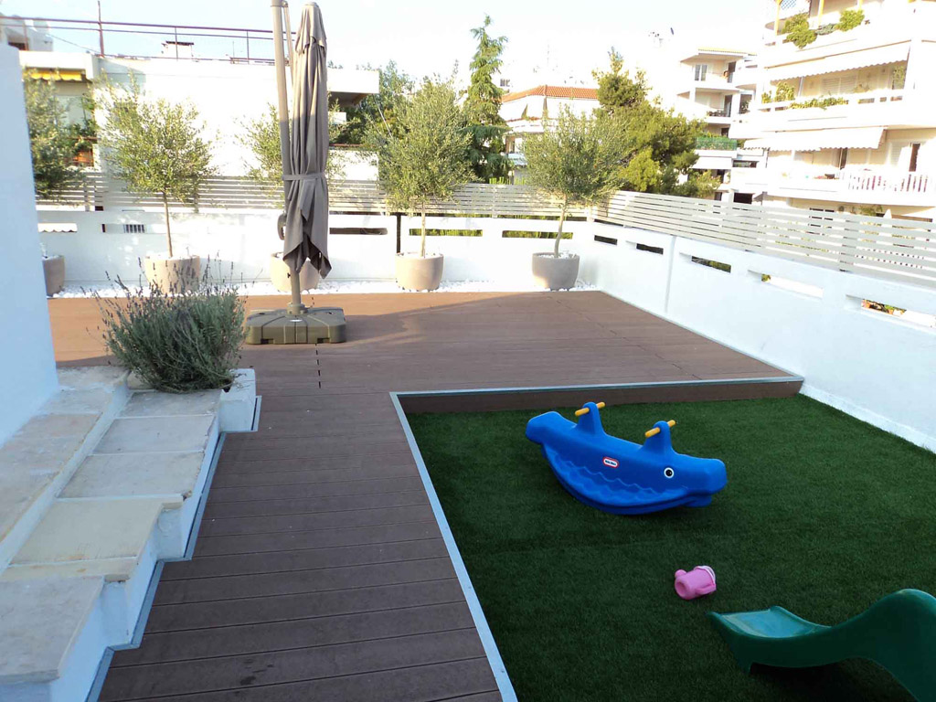 Διαμόρφωση κήπου με ξύλινο deck