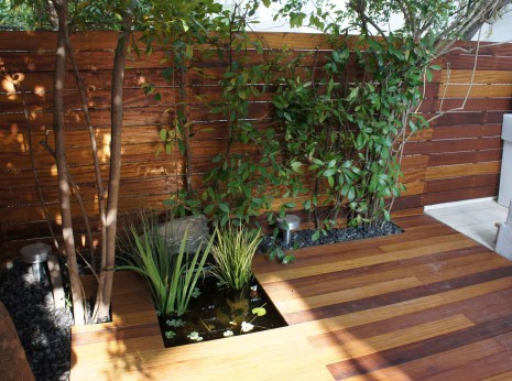 Διαμόρφωση κήπου με ξύλινες κατασκευές