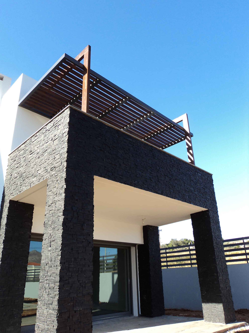 Πέργκολα με στυλ Comb σε μονοκατοικία