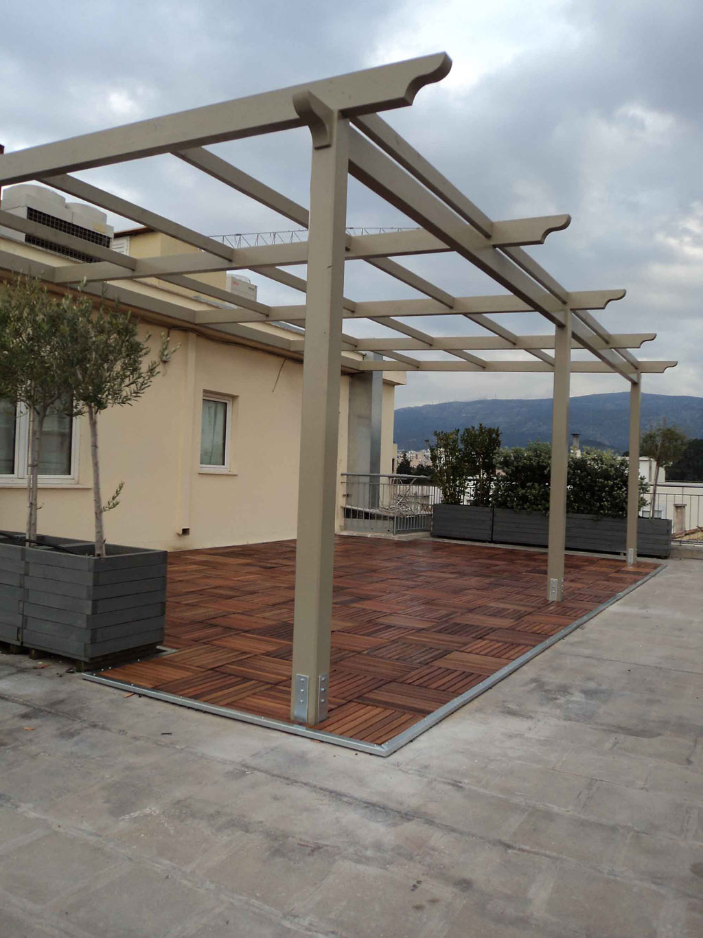 Ξύλινη πέργκολα σε ταράτσα ξενοδοχείου