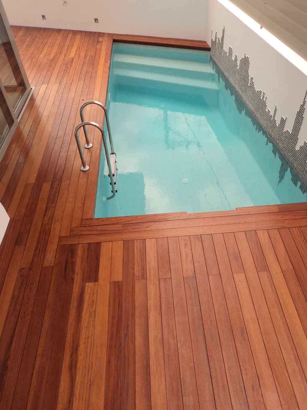 Κατασκευή δαπέδου από ξυλεία Iroko σε πισίνα