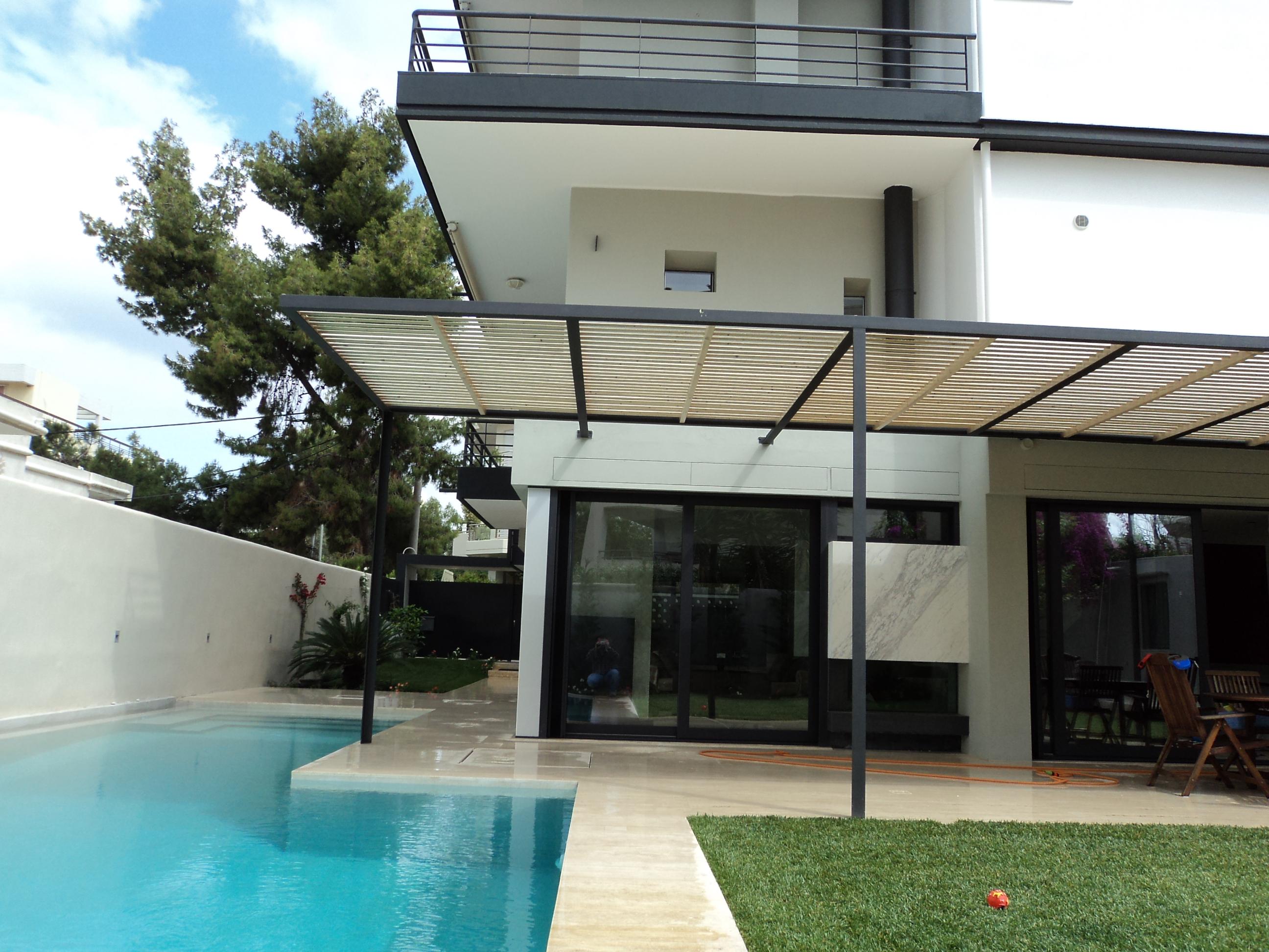 Μεταλλική πέργκολα με ξύλινες περσίδες