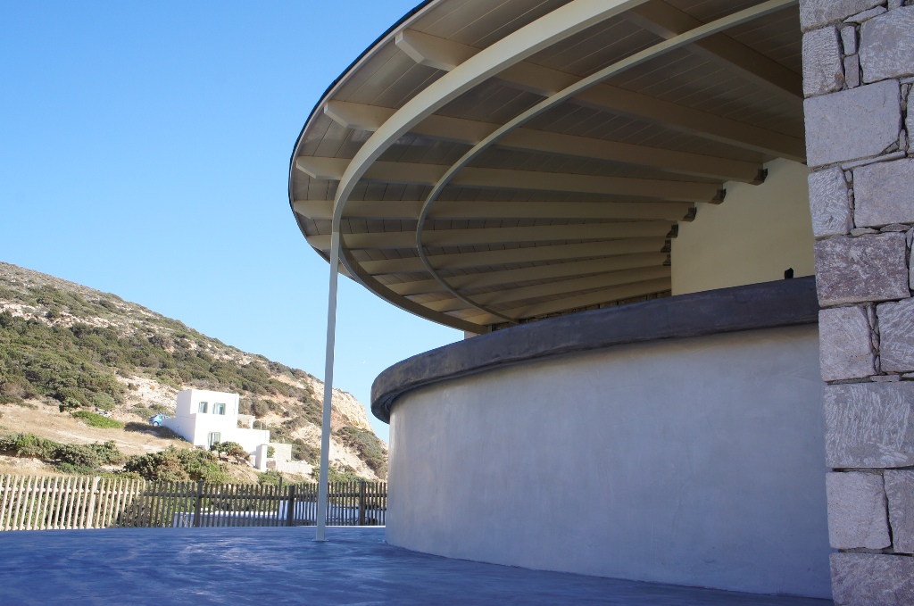 Μεικτή κατασκευή πέργκολας με καμπύλη