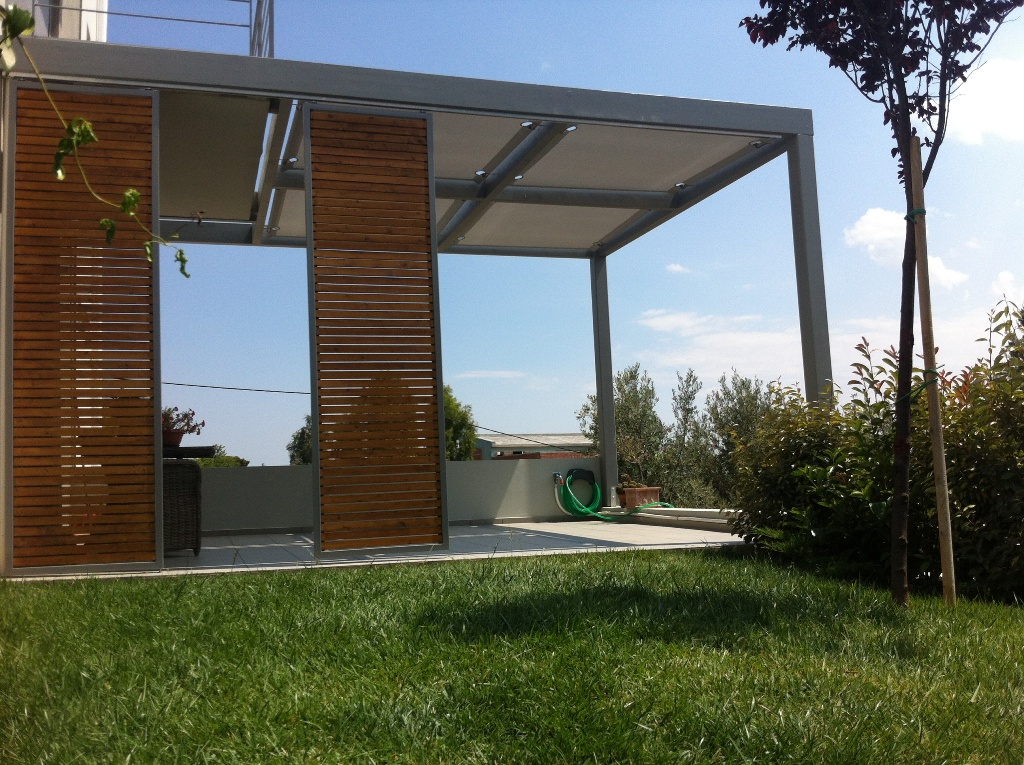 Ξύλινη πέργκολα με αφαιρούμενο πανί