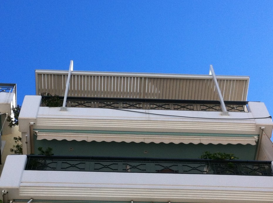 Μεταλλική πέργκολα σε όροφο με σκίαση από σταθερές ξύλινες περσίδες