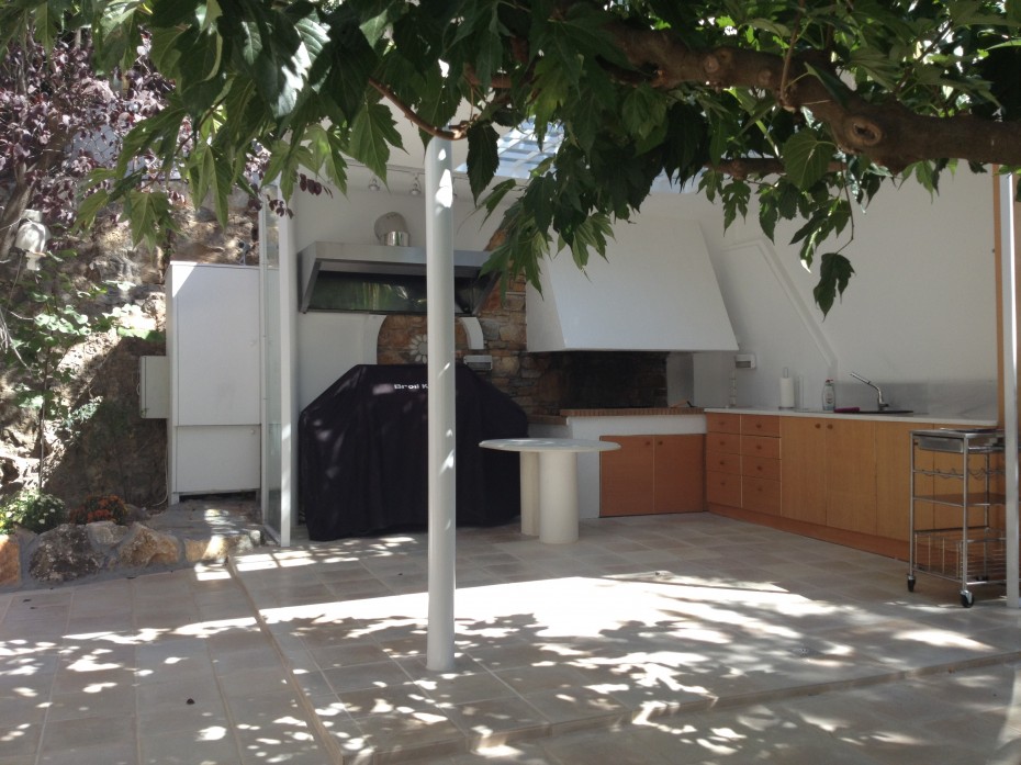 Διαμόρφωση εξωτερικού χώρου με κατασκευή πέργκολας και εξωτερικής κουζίνας στο BBQ