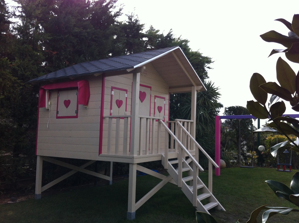 Παιδικό σπιτάκι σε κήπο