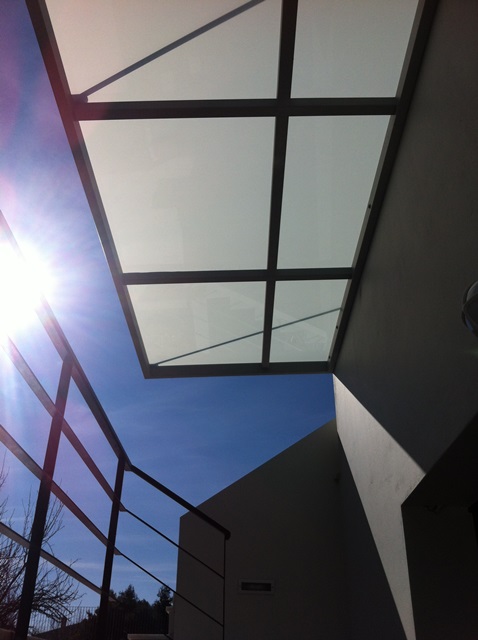 Μεταλλικό στέγαστρο με αντηρίδες