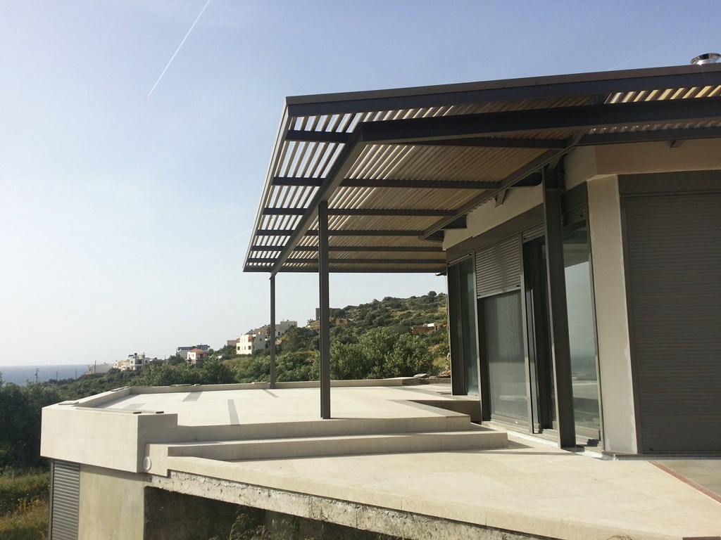 Μεταλλικές πέργκολες με ξύλινα σκίαστρα