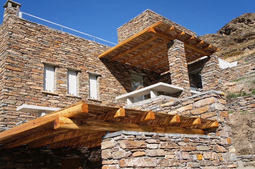 Ξύλινες πέργκολες με τράβες καστανιάς και σκίαση με καλαμωτή από μασίφ μπαμπού.