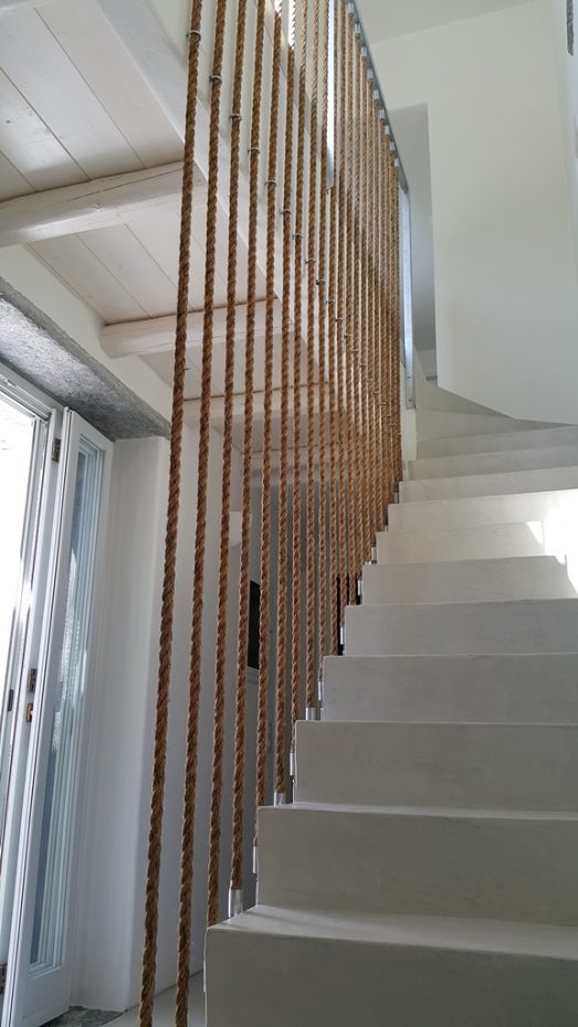 Κατασκευή εσωτερικού κάγκελου στη σκάλα με μεταλλικό γαλβανισμένο σκελετό και αυτόνομα σχοινιά με πυκνότητα 10 cm