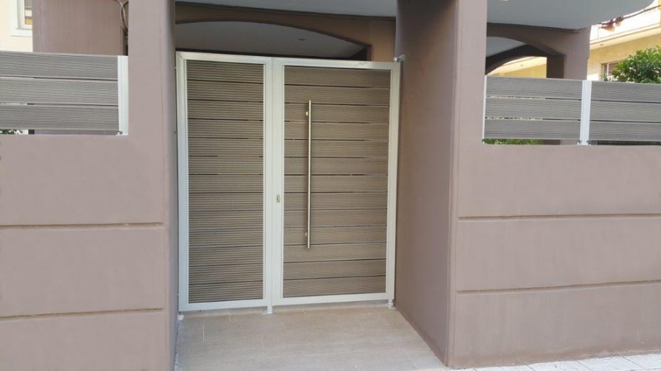 Μεταλλικές εξωτερικές πόρτες και περίφραξη,  από γαλβανισμένο σκελετό ηλεκτροστατικά βαμμένο και επένδυση με wpc της REHAU